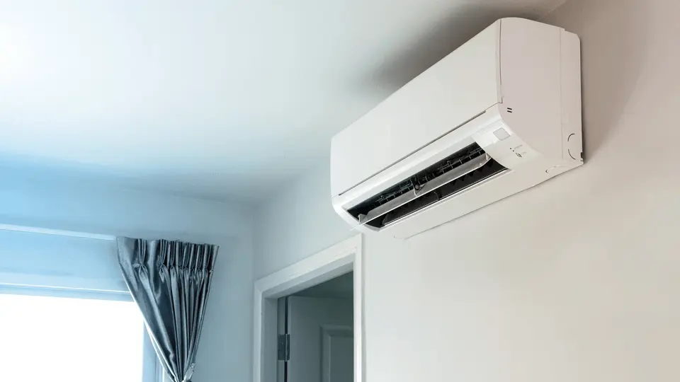 Ar-condicionado Hi-Wall instalado em ambiente interno